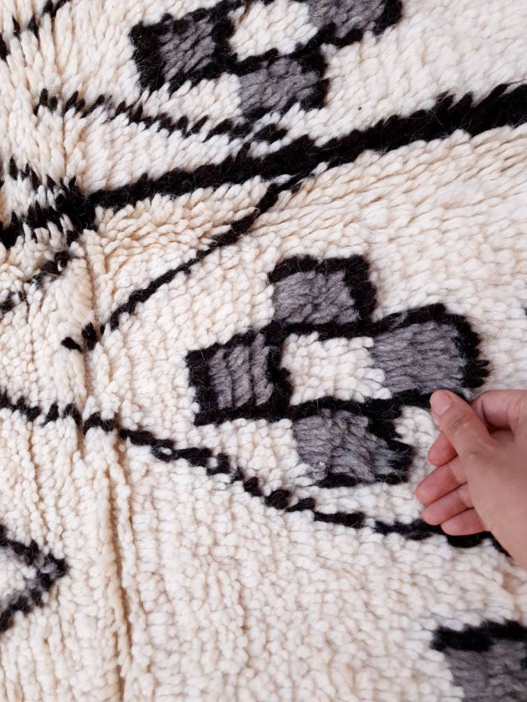Gorgeous Moroccan Rug 5.9x8.9 Monochrome rug Authentic Azilal Rug , Unique Fluffy  rug Beni Ourain rug ZAYA138
