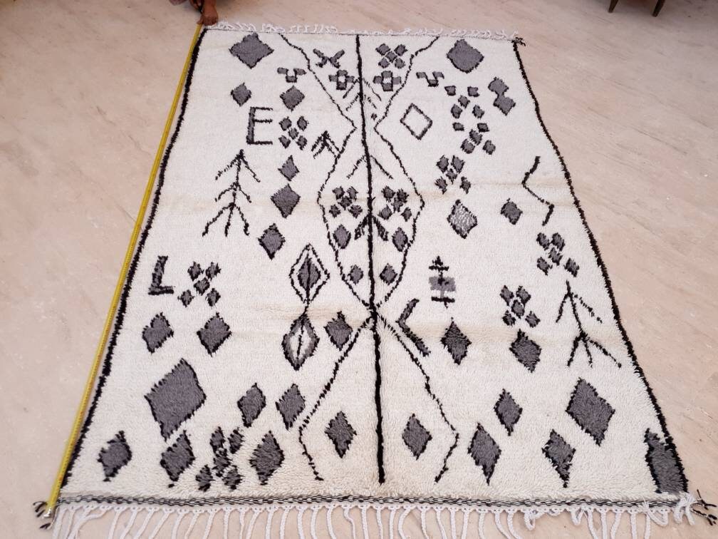 Gorgeous Moroccan Rug 5.9x8.9 Monochrome rug Authentic Azilal Rug , Unique Fluffy  rug Beni Ourain rug ZAYA138