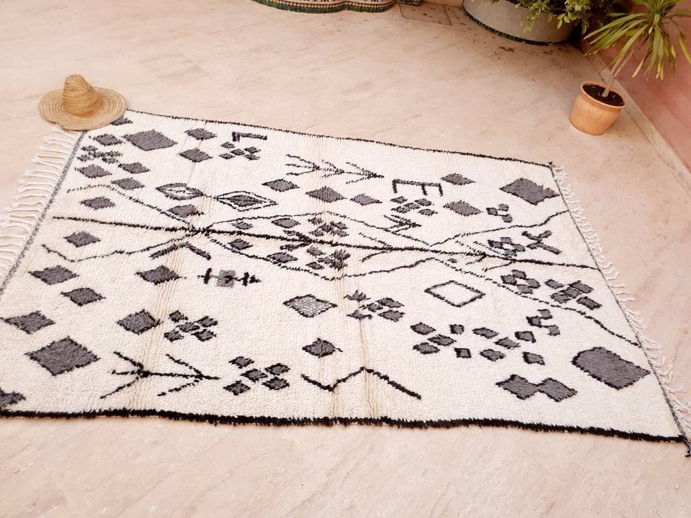 Gorgeous Moroccan Rug 5.9x8.9 Monochrome rug Authentic Azilal Rug , Unique Fluffy  rug Beni Ourain rug ZAYA138