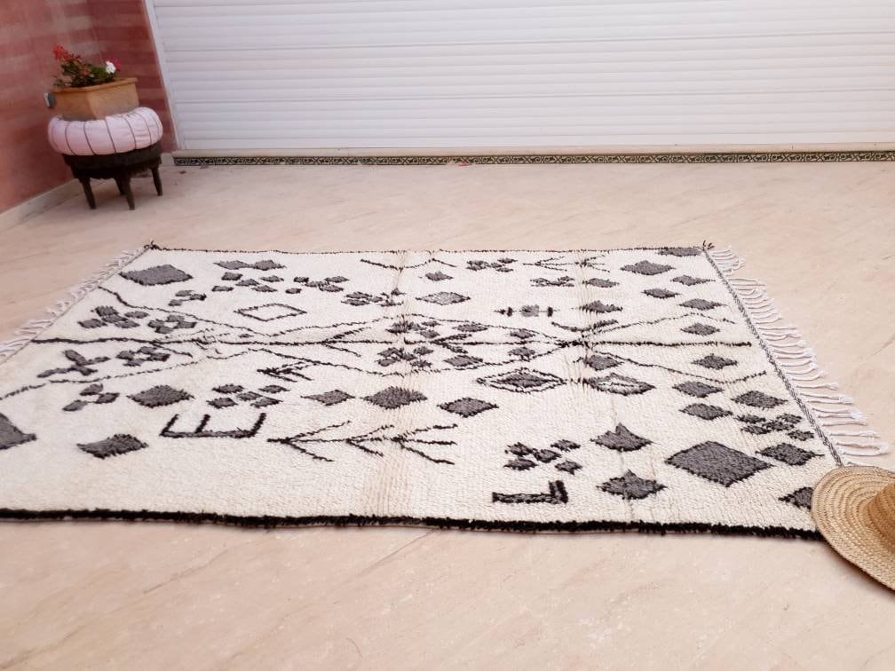 Gorgeous Moroccan Rug 5.9x8.9 Monochrome rug Authentic Azilal Rug , Unique Fluffy  rug Beni Ourain rug ZAYA138