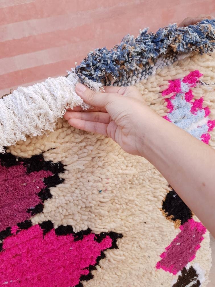 Vintage Moroccan Rug 2.6x5.1 Gorgeous Abstract Boujaad rug, Berber Wool Accent rug, Offwhite Magenta Pink abstract rug