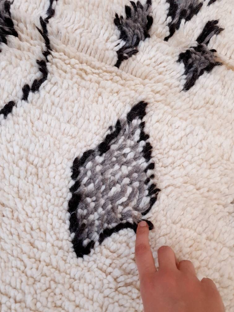 Gorgeous Moroccan Rug 5.9x8.9 Monochrome rug Authentic Azilal Rug , Unique Fluffy  rug Beni Ourain rug ZAYA138