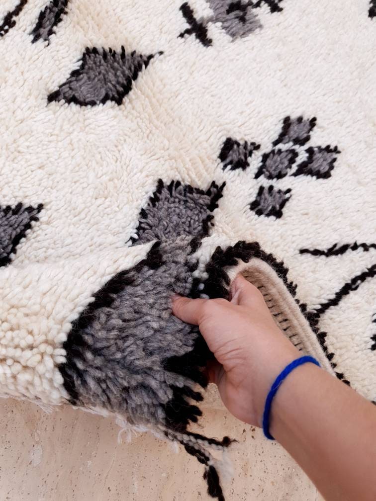 Gorgeous Moroccan Rug 5.9x8.9 Monochrome rug Authentic Azilal Rug , Unique Fluffy  rug Beni Ourain rug ZAYA138